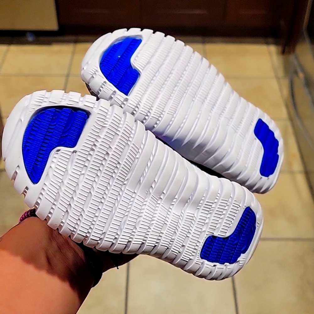 Young kids shoes size 7 newbalance brand new. Grey blue and red